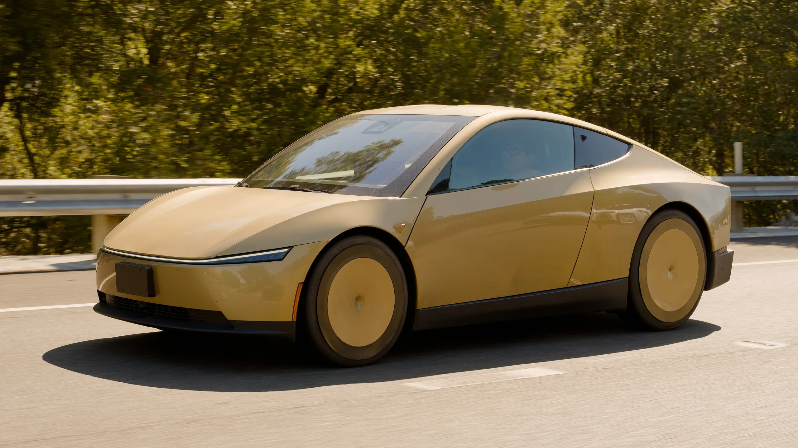 Un Tesla Cybercab doré sur l'Interstate 280, près de Palo Alto, en Californie