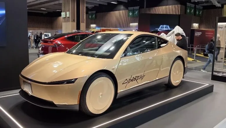 Le Tesla Cybercab exposé sur le stand Tesla du Mondial de l'Auto 2026, à Paris, avant l'ouverture du salon
