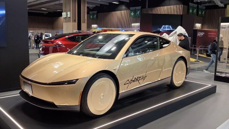 Le Tesla Cybercab exposé sur le stand Tesla du Mondial de l'Auto 2026, à Paris, avant l'ouverture du salon