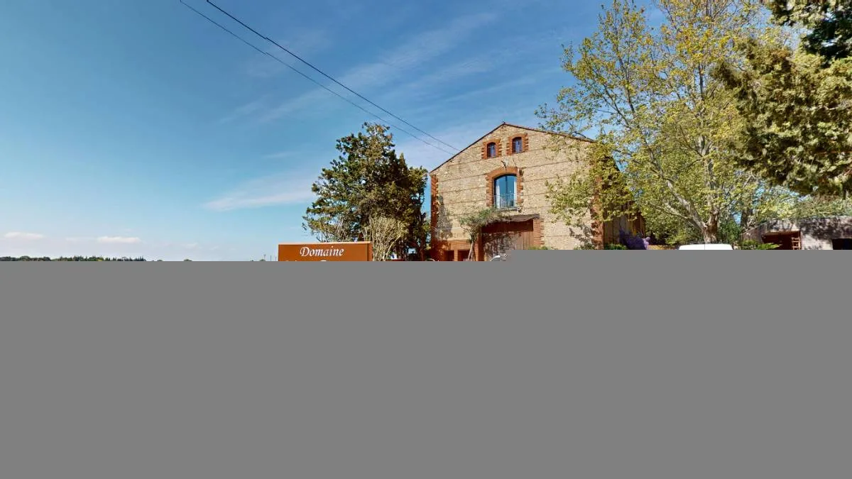 Le Domaine du Mas Bazan, avec sa borne de recharge contre la façade