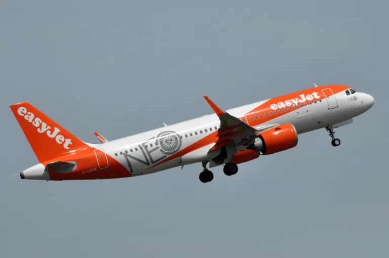 Un Airbus A320neo d'easyJet au décollage de Paris-Charles-de-Gaulle