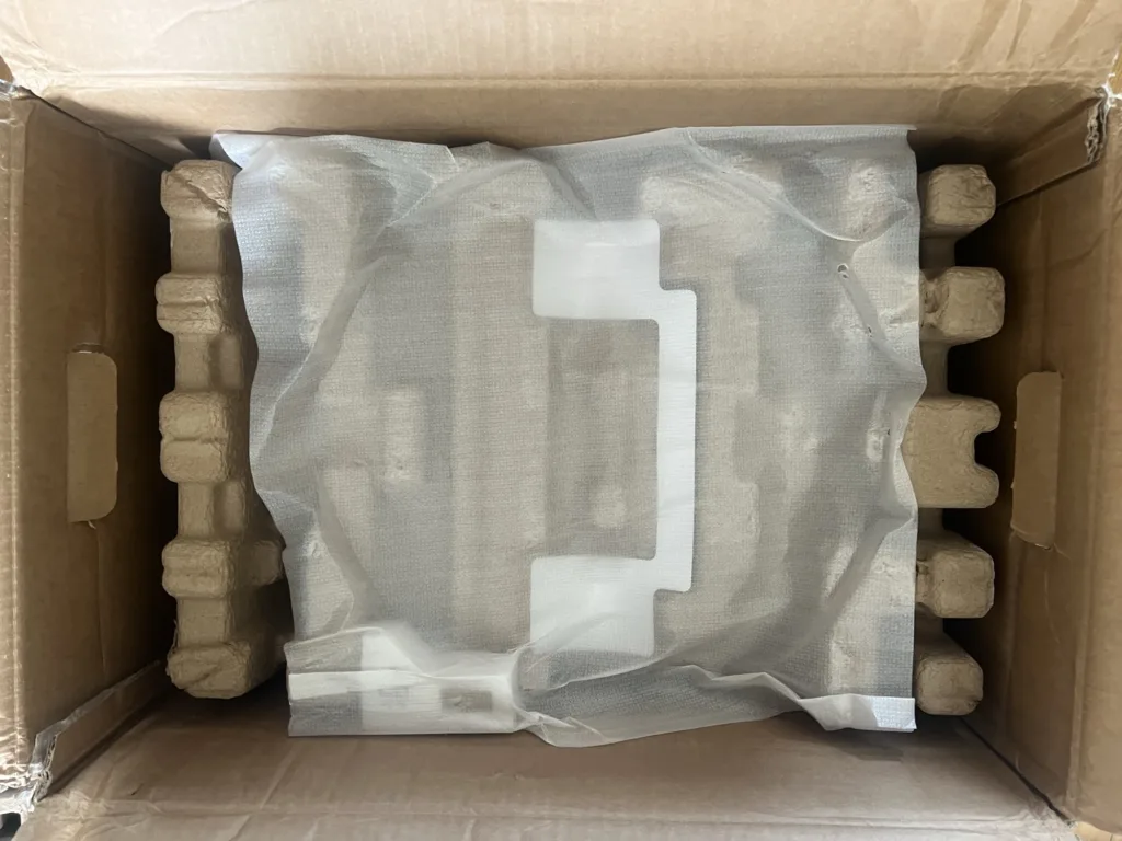 Le carton du DEEBOT T90S ouvert : la station calée dans son emballage