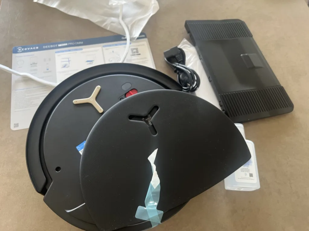 Le robot et son capot, à côté du cordon et des accessoires