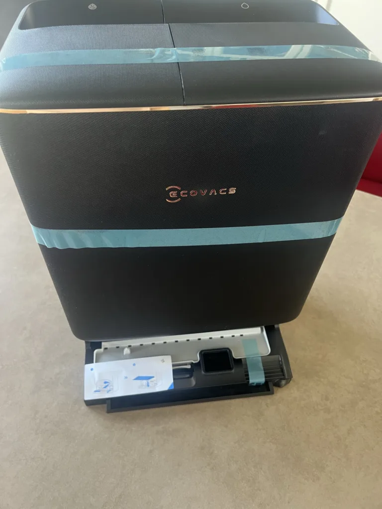 La station OMNI du DEEBOT T90S vue de profil, avec sa rampe