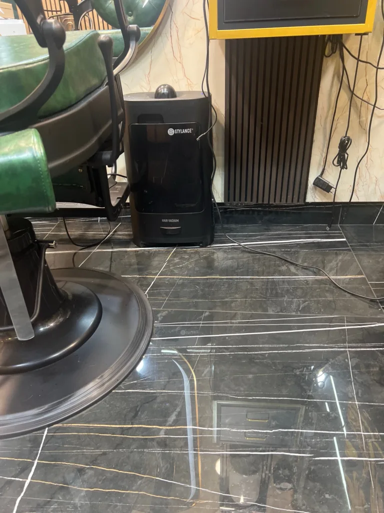 La station DEEBOT T90S installée dans une pièce, près d'une prise