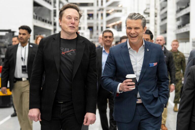Elon Musk et Pete Hegseth marchent côte à côte dans une usine SpaceX à Brownsville, au Texas, le 12 janvier 2026