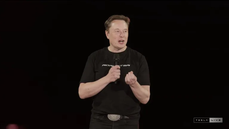 Elon Musk sur scène lors de la présentation du nouveau Tesla Roadster à McGregor