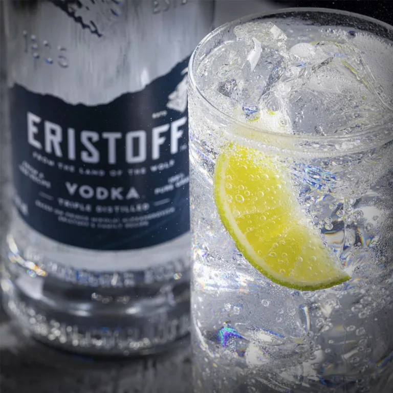Bouteille de vodka Eristoff Original et un verre au citron vert