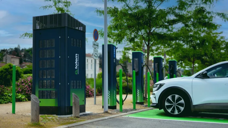Station de recharge rapide e-Totem, bornes jusqu'à 150 kW