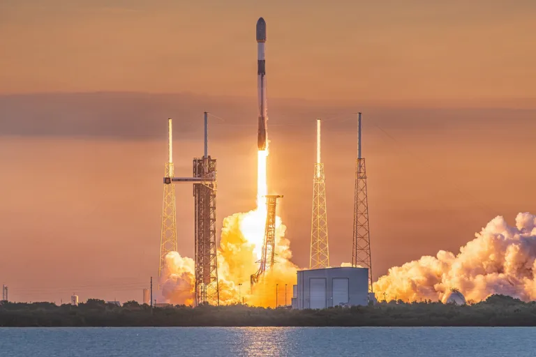Un Falcon 9 de SpaceX décolle de Cap Canaveral avec des satellites Starlink