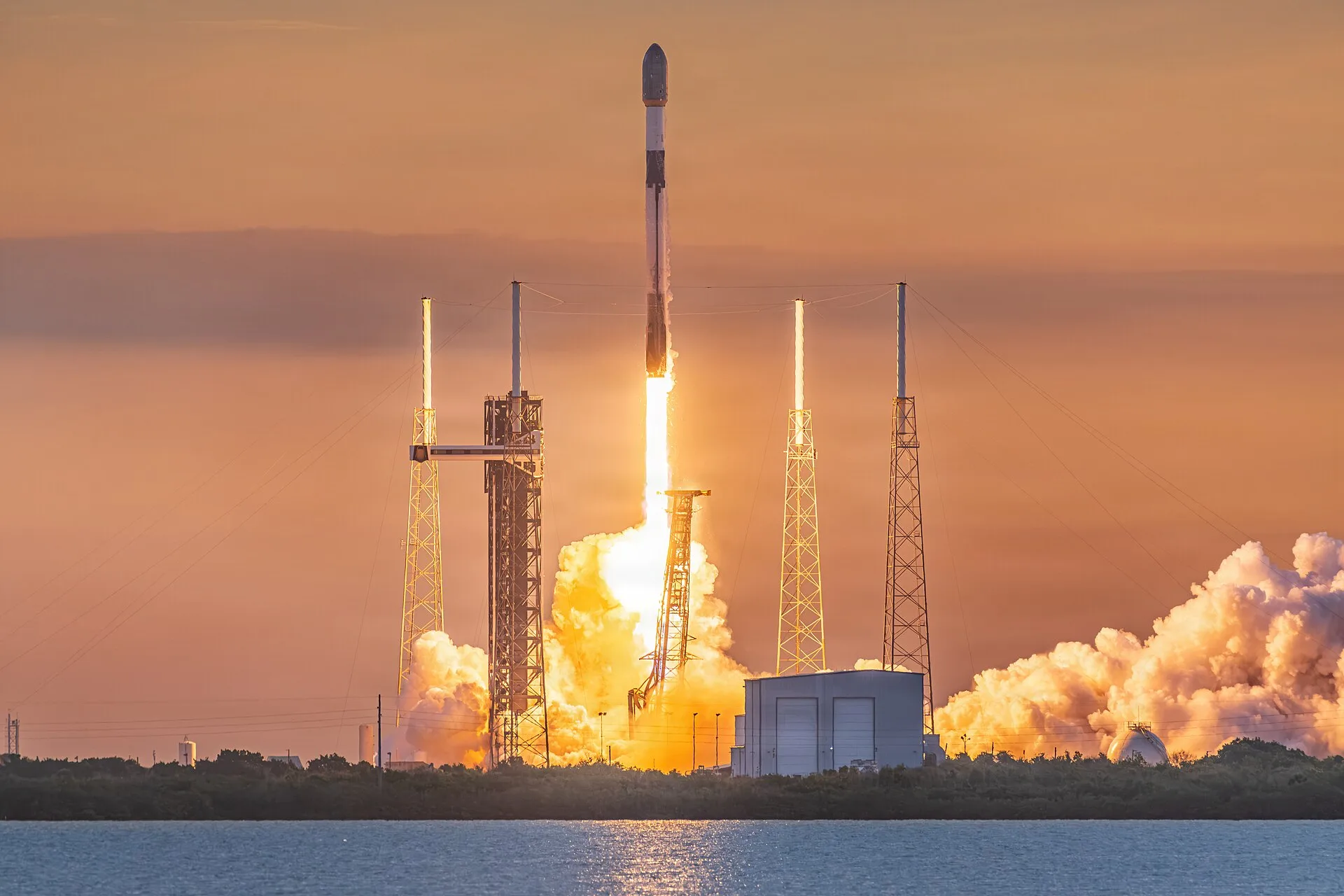 Un Falcon 9 de SpaceX décolle de Cap Canaveral avec des satellites Starlink