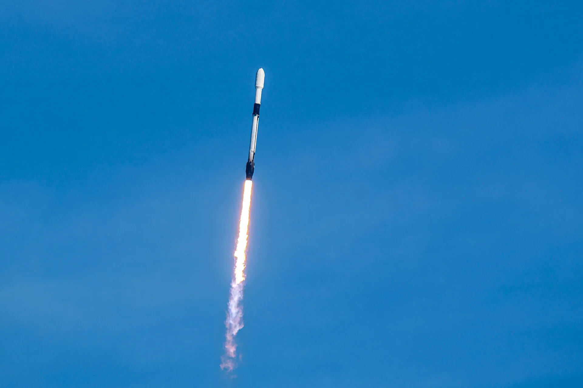 Une fusée Falcon 9 de SpaceX au décollage pour la mission Starlink 6-99
