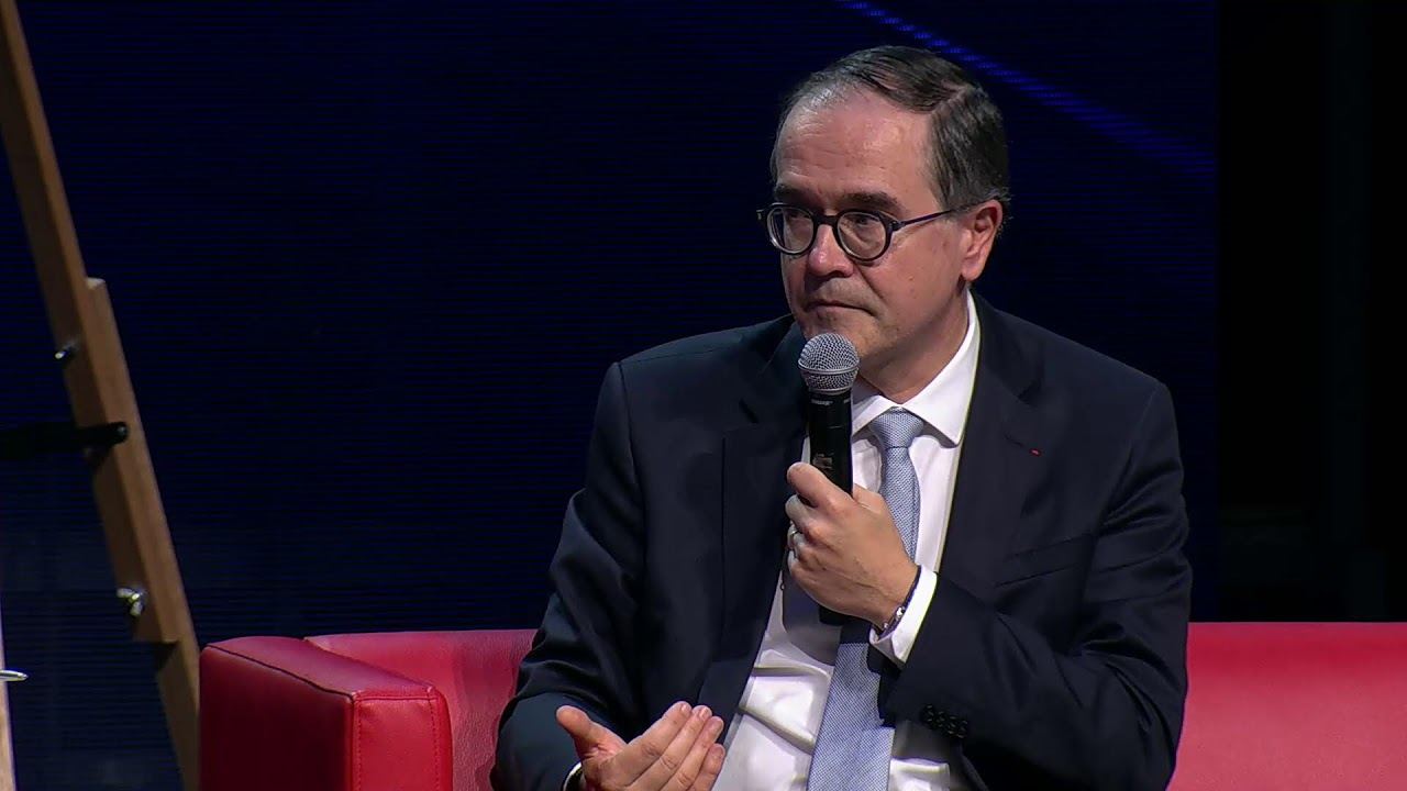 François Provost, directeur général de Renault Group, micro en main sur un fauteuil rouge au Paris Automotive Summit 2026