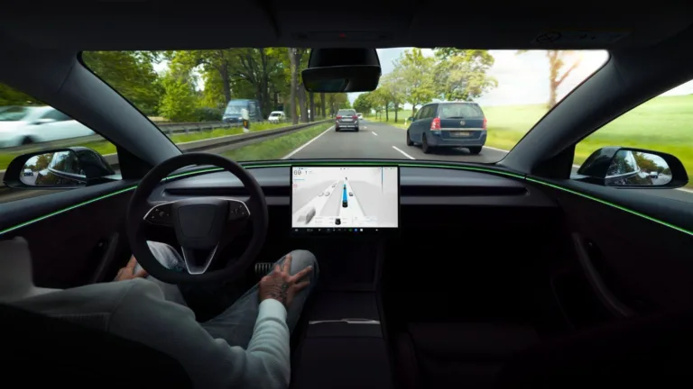 Intérieur d’une Tesla roulant avec le FSD (Supervised) activé, la visualisation de la route affichée sur l’écran central