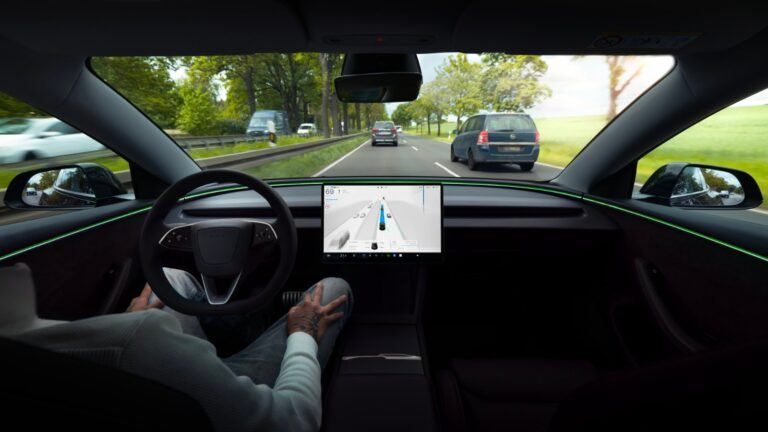 Intérieur d’une Tesla roulant avec le FSD (Supervised) activé, la visualisation de la route affichée sur l’écran central