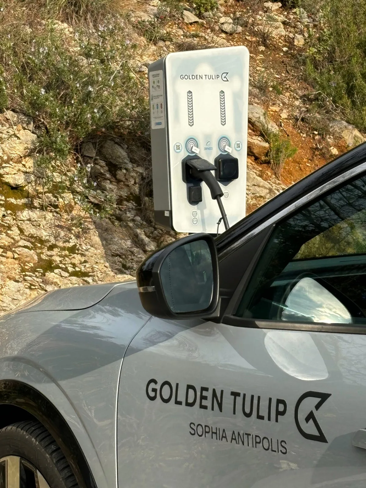 Une voiture en charge sur les bornes du Golden Tulip Sophia Antipolis