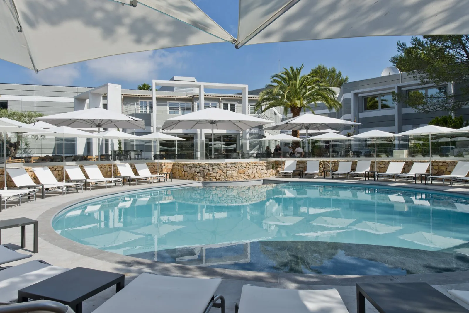 La piscine extérieure du Golden Tulip Sophia Antipolis