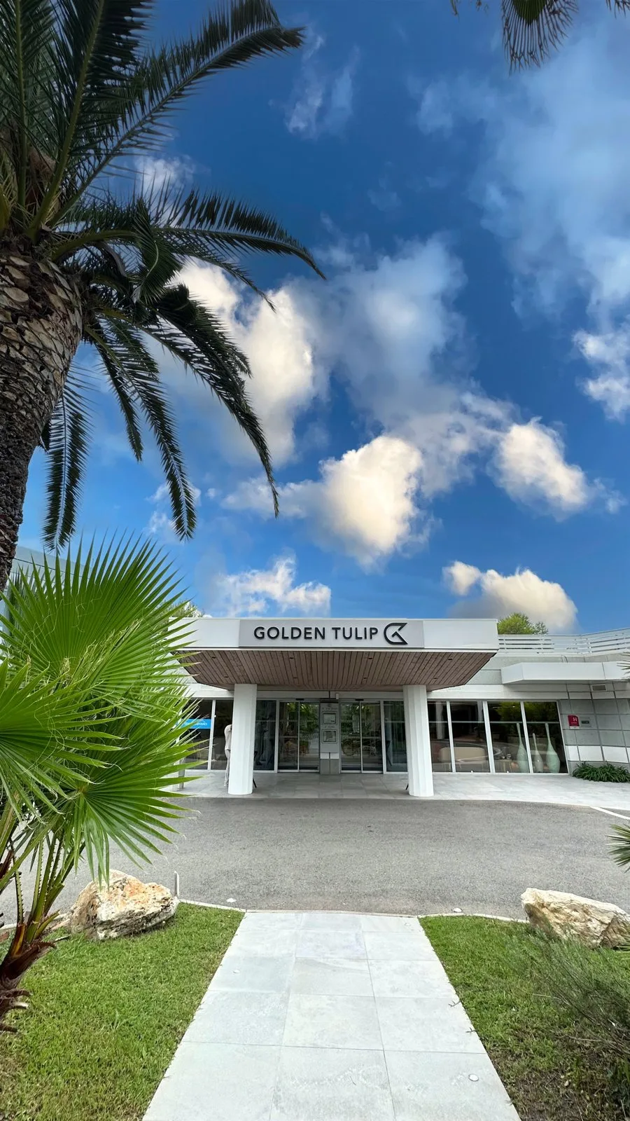 L’entrée du Golden Tulip Sophia Antipolis, à Valbonne