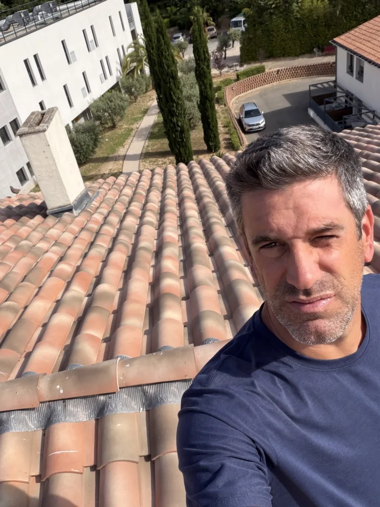 Benjamin Reine, cogérant de HBE, sur le toit de l’EHPAD d’Aubagne équipé de 110 kWc de panneaux solaires