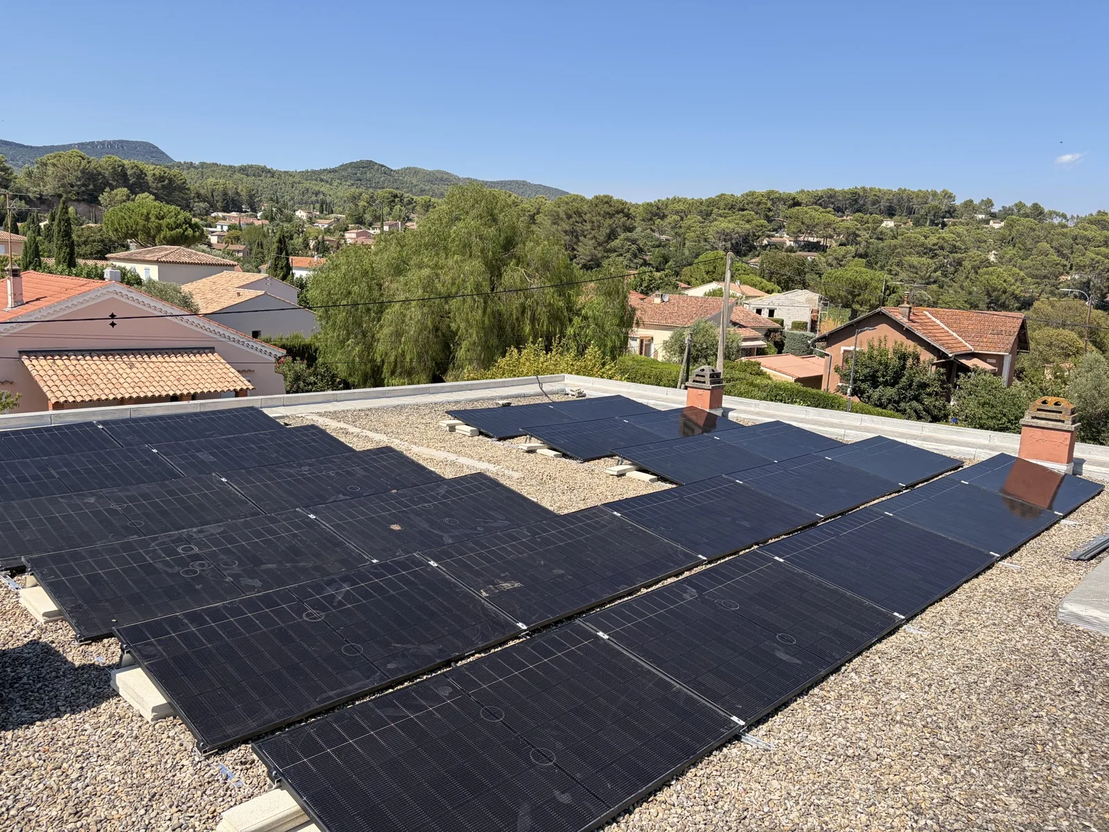 Installation photovoltaïque de 12 kWc sur un toit plat à Cuers, dans le Var