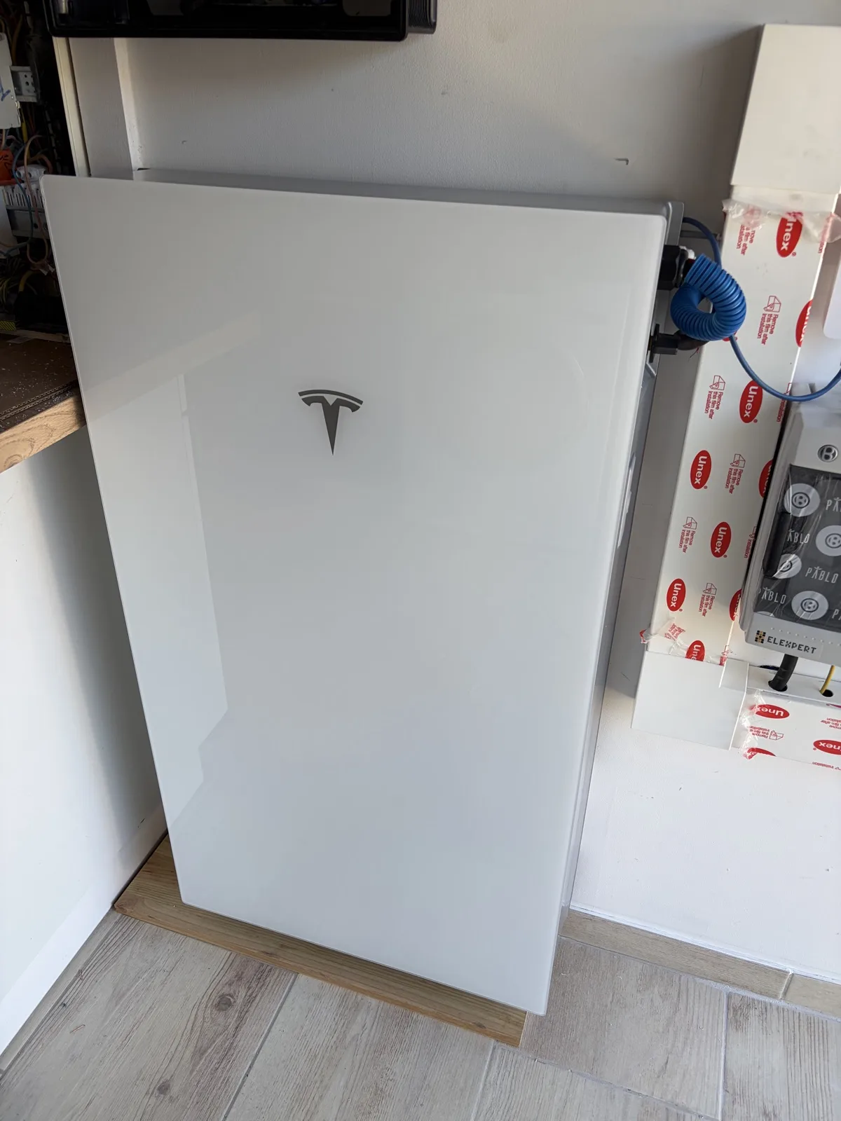 Batterie Tesla Powerwall 3 posée par HBE dans un garage de Saint-Cyr-sur-Mer