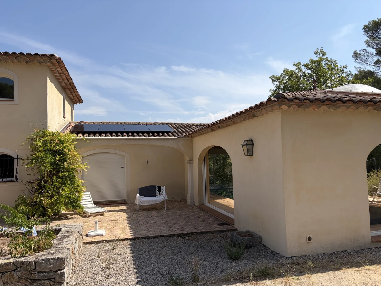 Panneaux photovoltaïques de 6 kWc sur une toiture en tuiles canal à Salernes, dans le Var