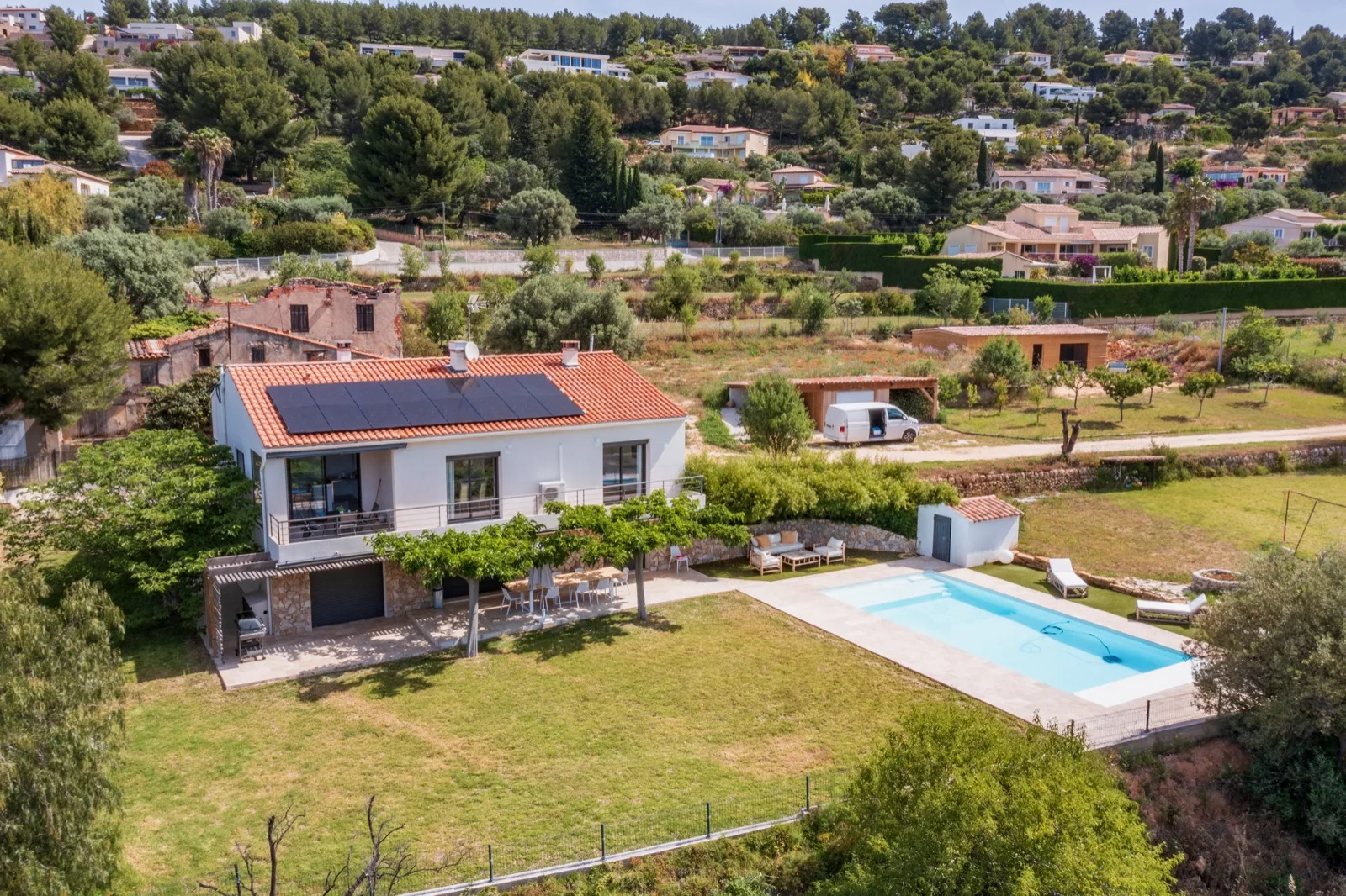 Toiture équipée de 6,88 kWc de panneaux photovoltaïques à Sanary-sur-Mer