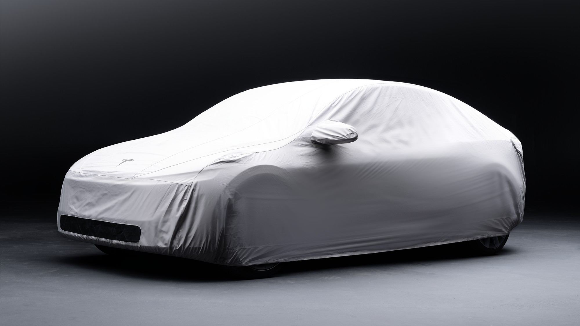 Une Tesla protégée par la housse d’extérieur officielle de Tesla