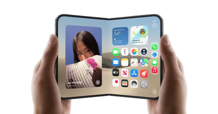 L'iPhone Duo d'Apple déplié, tenu à deux mains (image Apple)