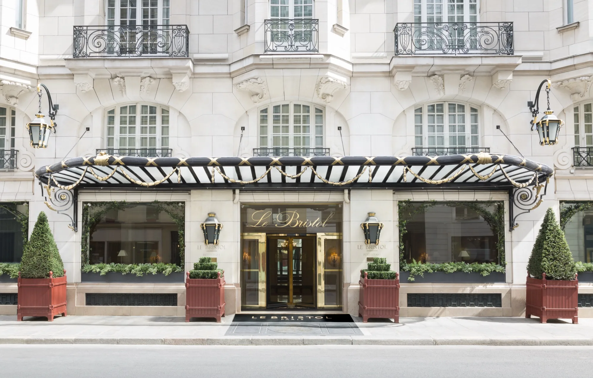 La façade du Bristol Paris