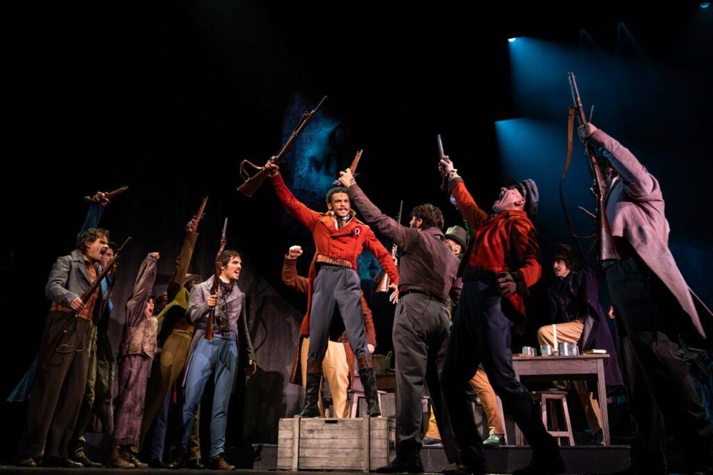 Les étudiants sur la barricade, armes levées, dans Les Misérables au Théâtre du Châtelet