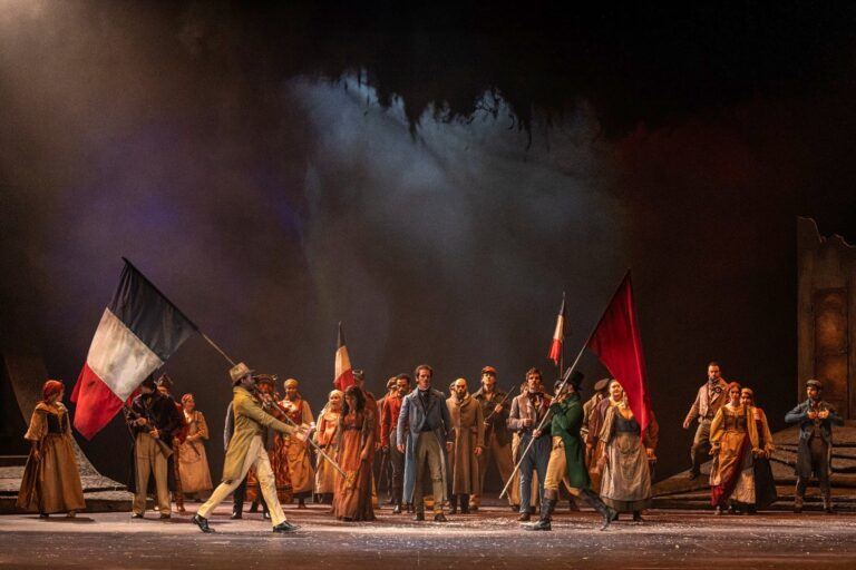 La troupe des Misérables sur la scène du Théâtre du Châtelet, drapeaux tricolores levés