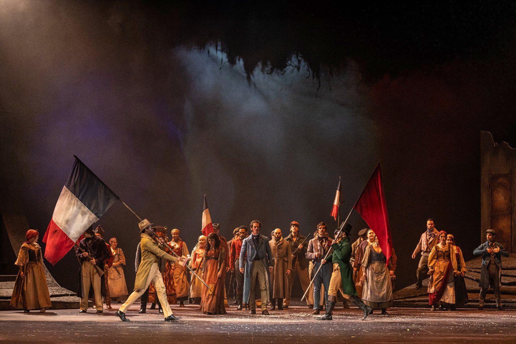 La troupe des Misérables sur la scène du Théâtre du Châtelet, drapeaux tricolores levés
