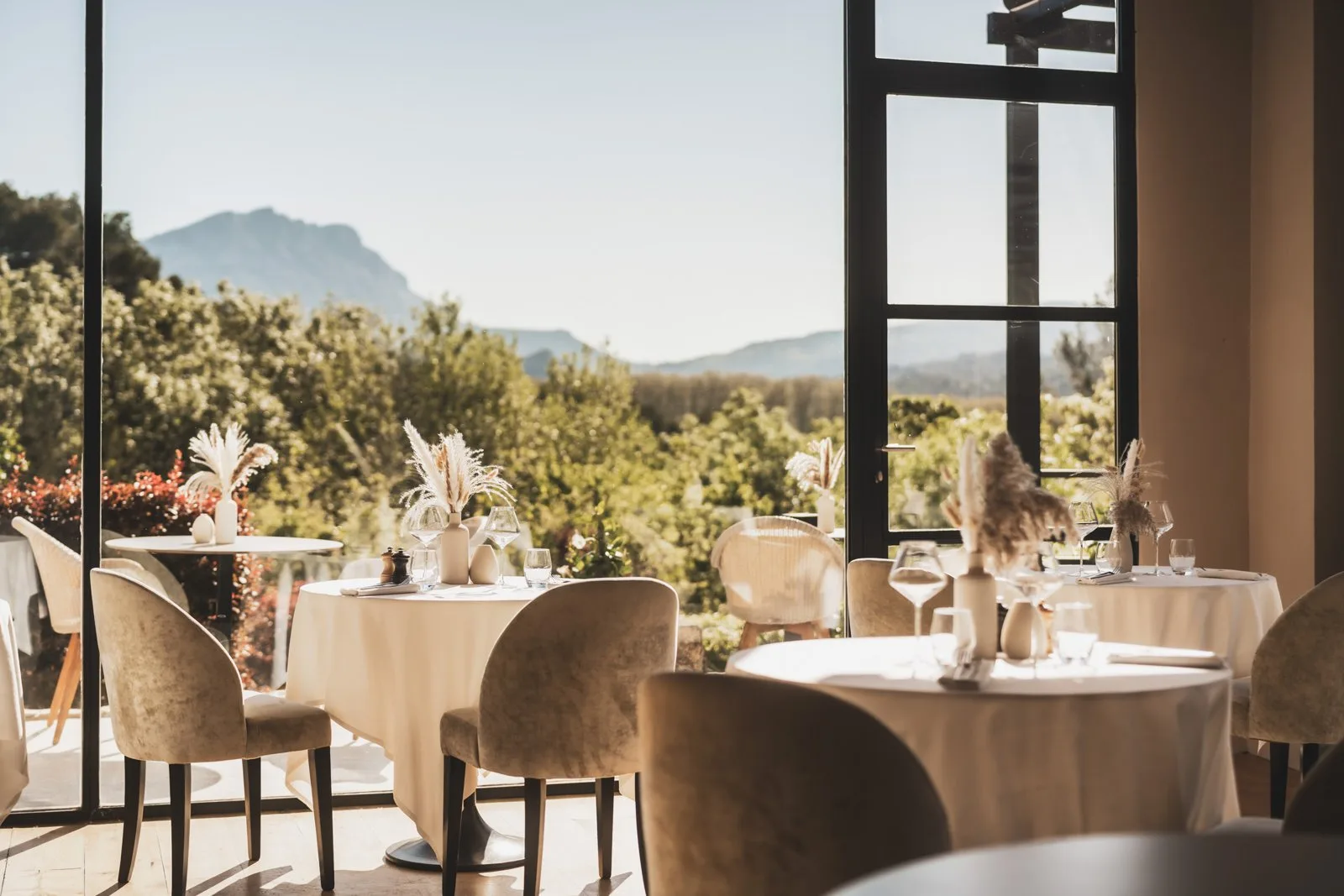 La salle du restaurant des Lodges Sainte-Victoire, face à la montagne
