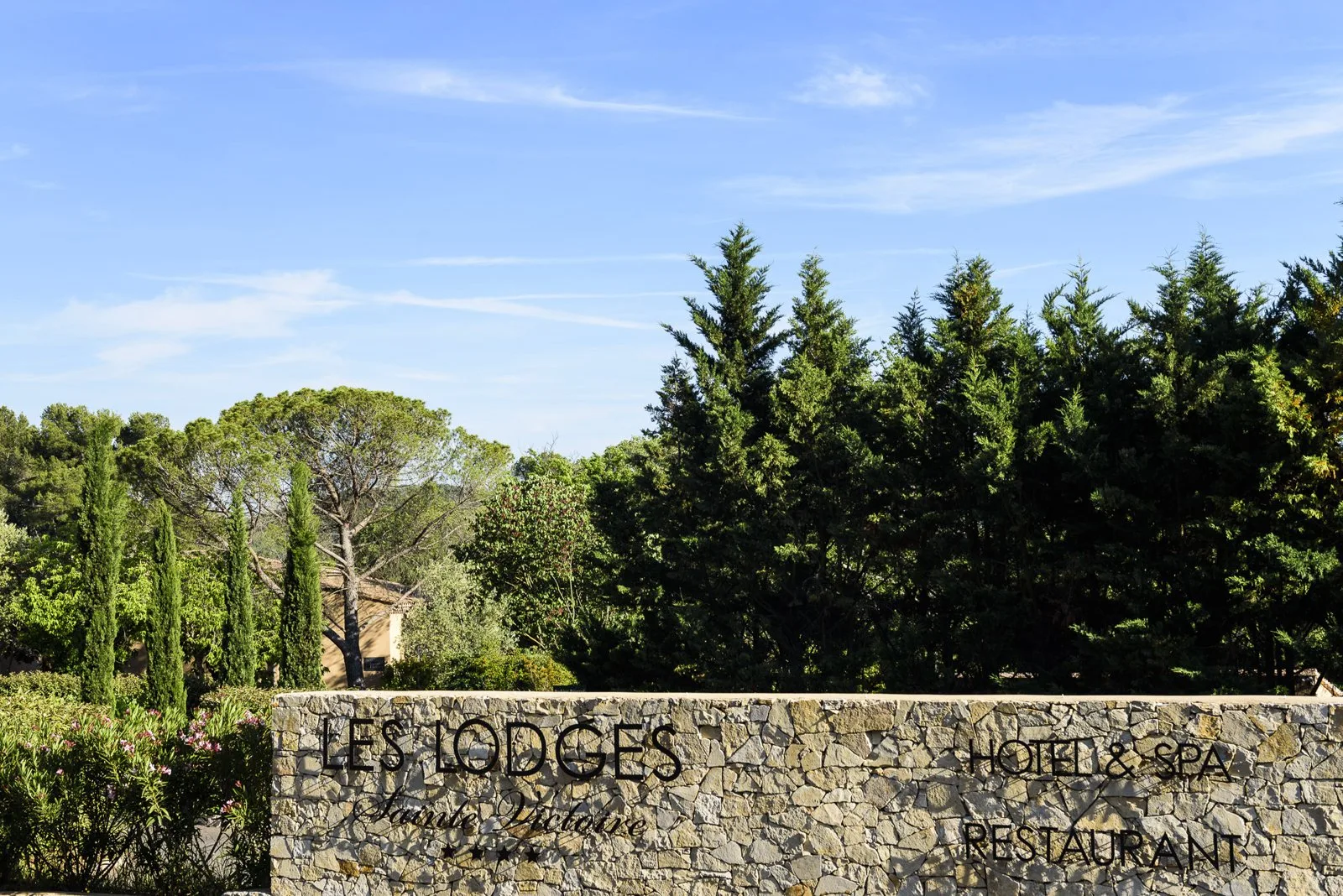 L’entrée de l’hôtel & spa Les Lodges Sainte-Victoire