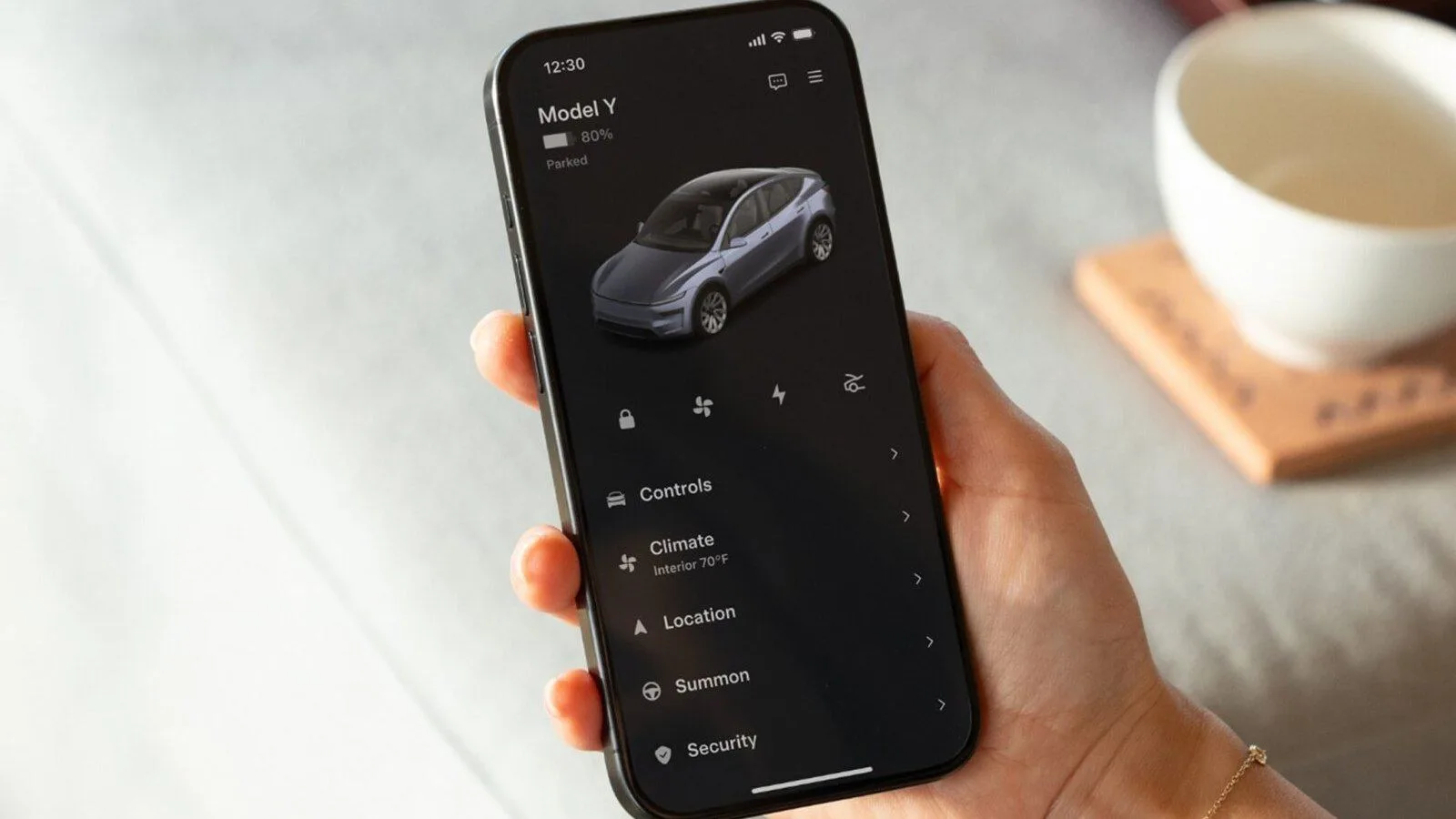 Un smartphone affichant l'application Tesla et le mode Sentinelle