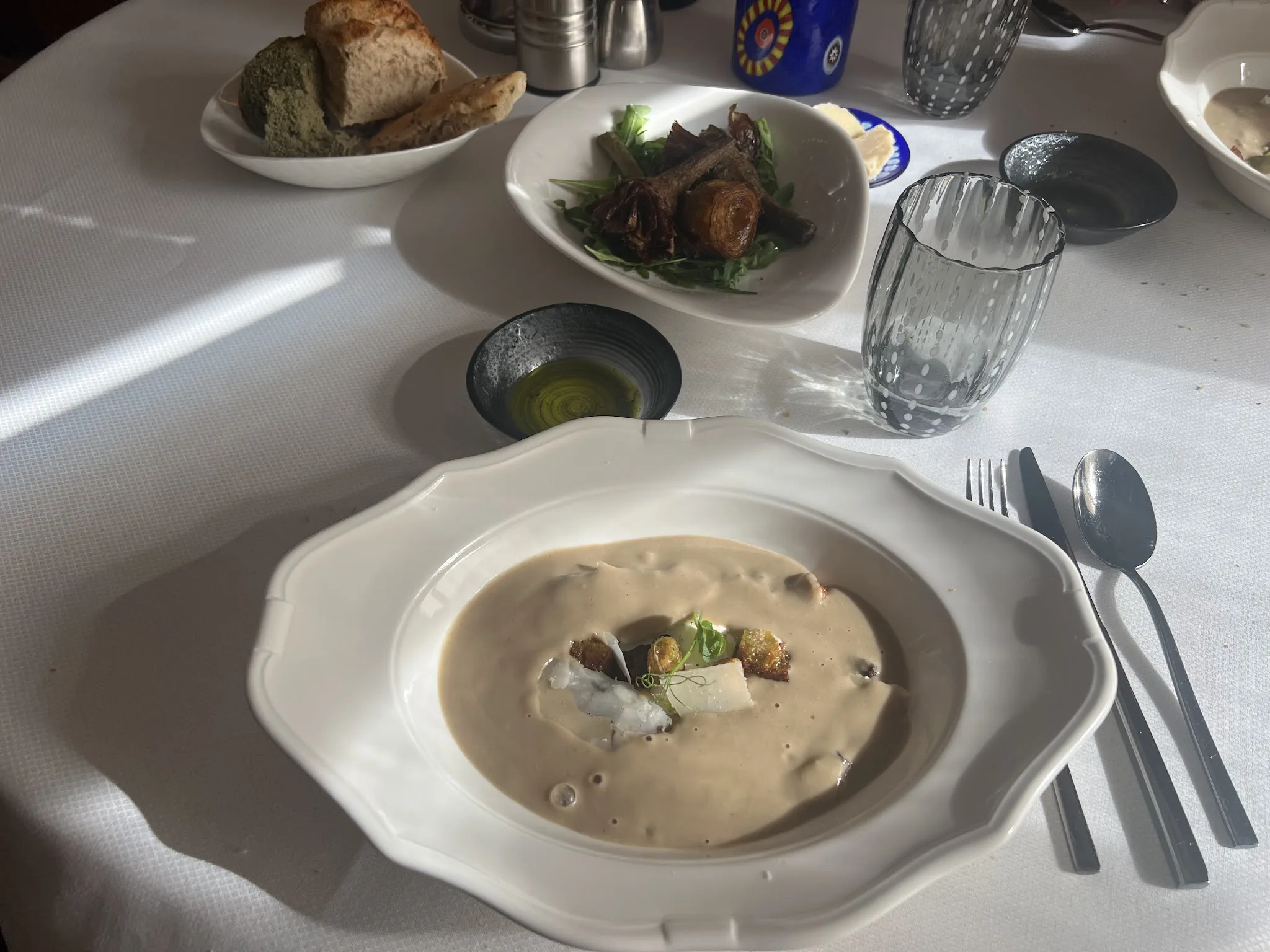 Une soupe crémeuse servie au Mori Venice Bar