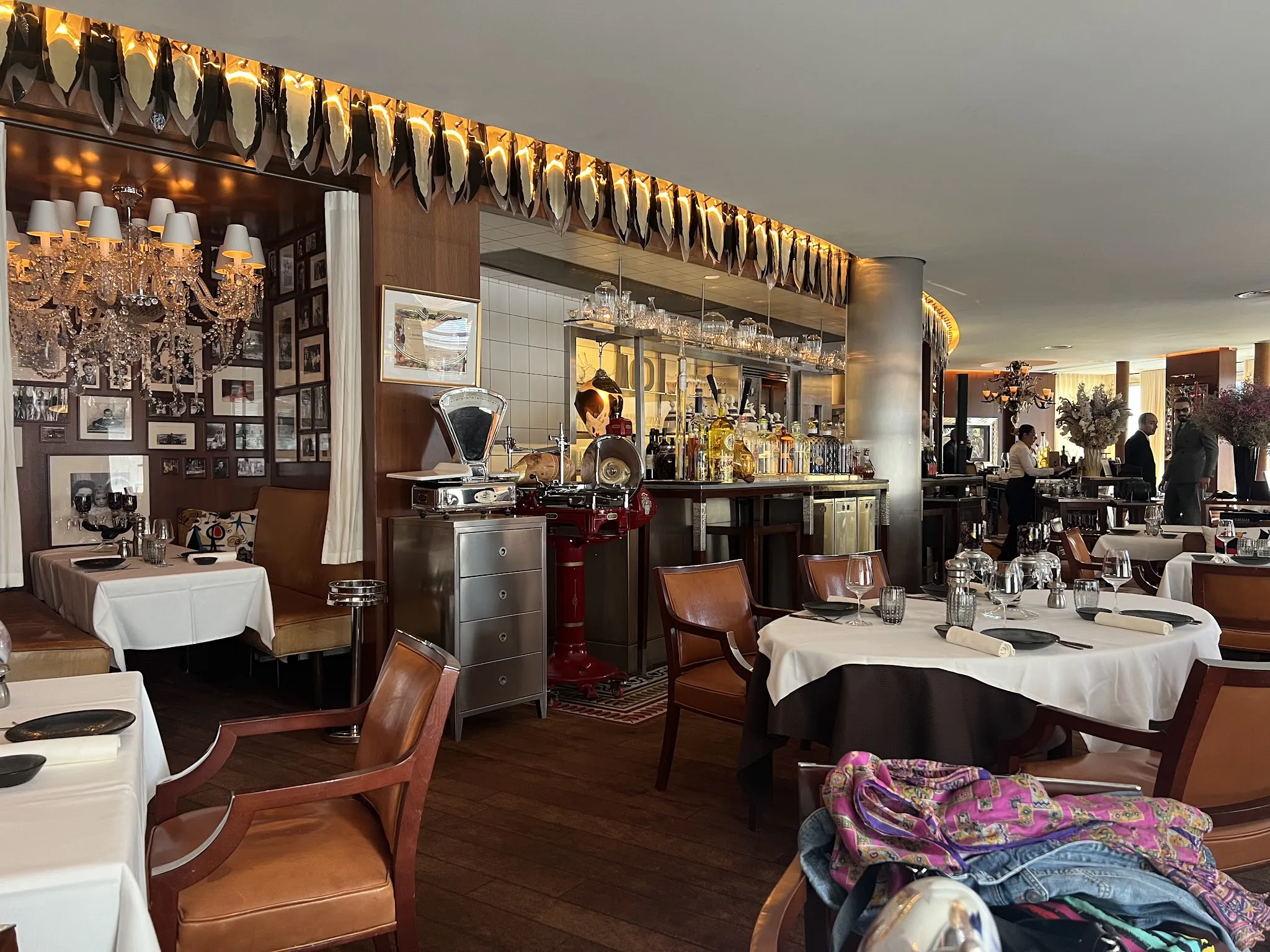 La salle du Mori Venice Bar, lustres et boiseries