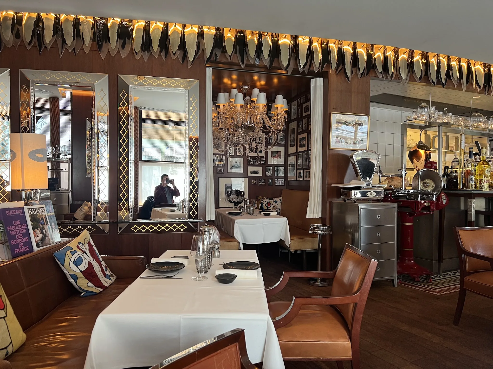 Les banquettes et le bar du Mori Venice Bar