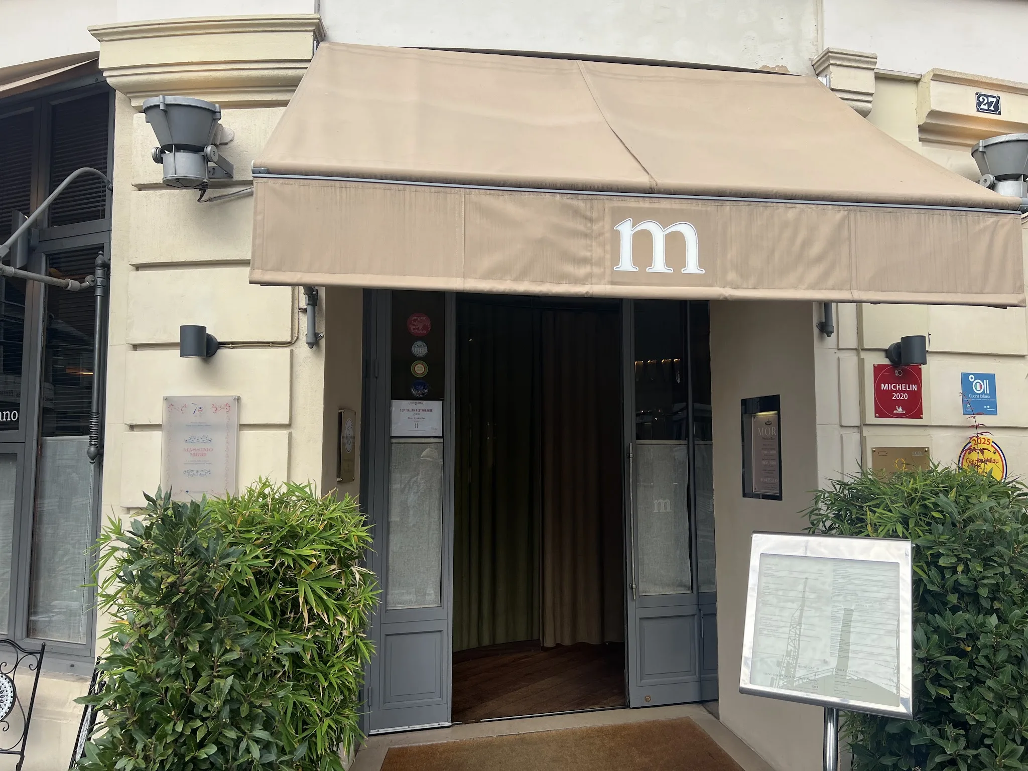 L'entrée du Mori Venice Bar, rue du Quatre-Septembre à Paris