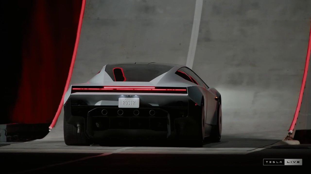 Le nouveau Tesla Roadster vu de l'arrière, au pied de la rampe, lors de sa présentation à McGregor