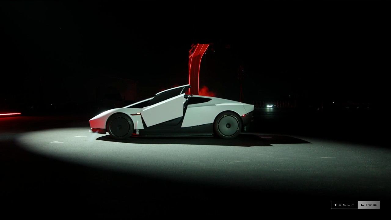 Le nouveau Tesla Roadster blanc vu de profil, portière ouverte, sur la piste de McGregor