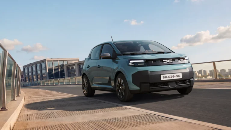 Nouvelle Dacia Spring vert de gris vue de face en ville