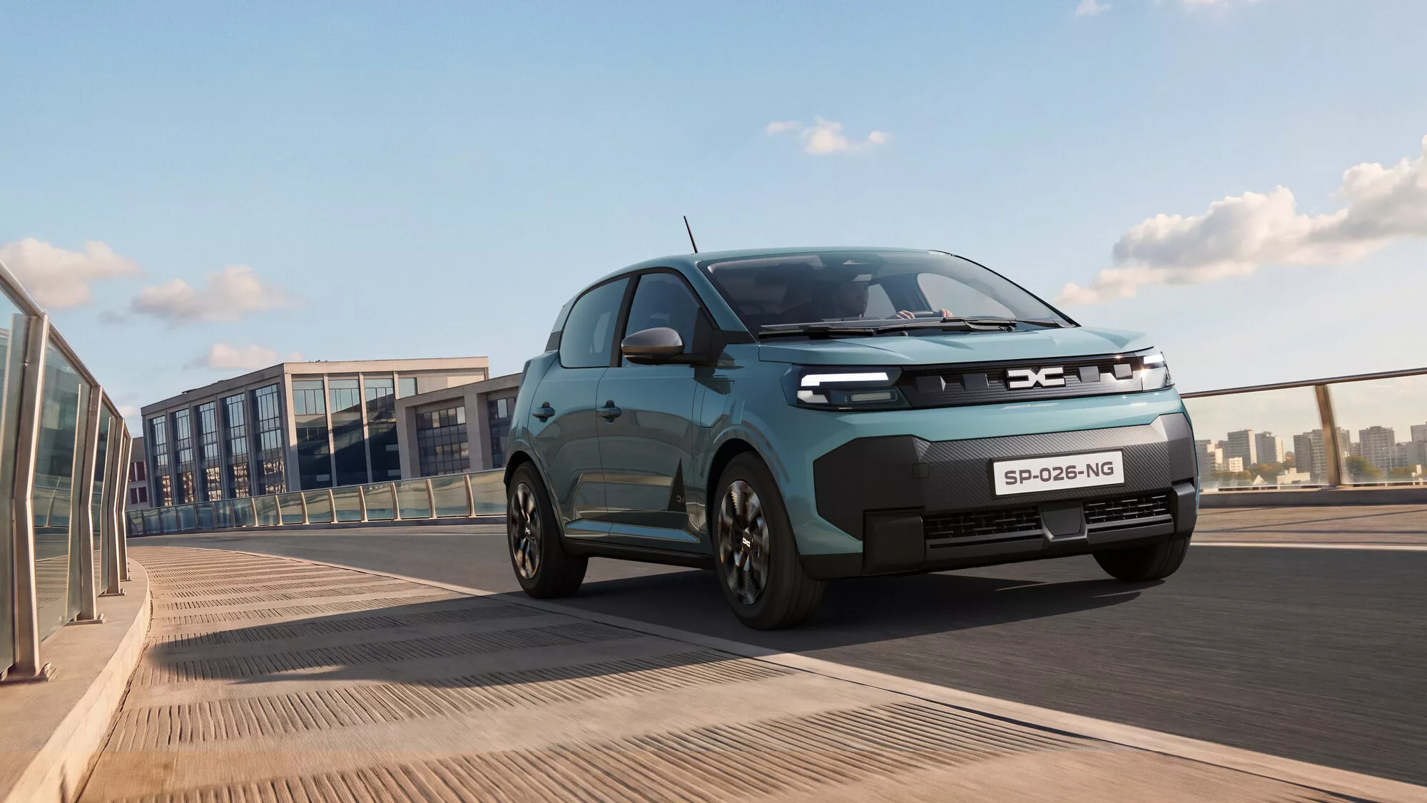 Nouvelle Dacia Spring vert de gris vue de face en ville