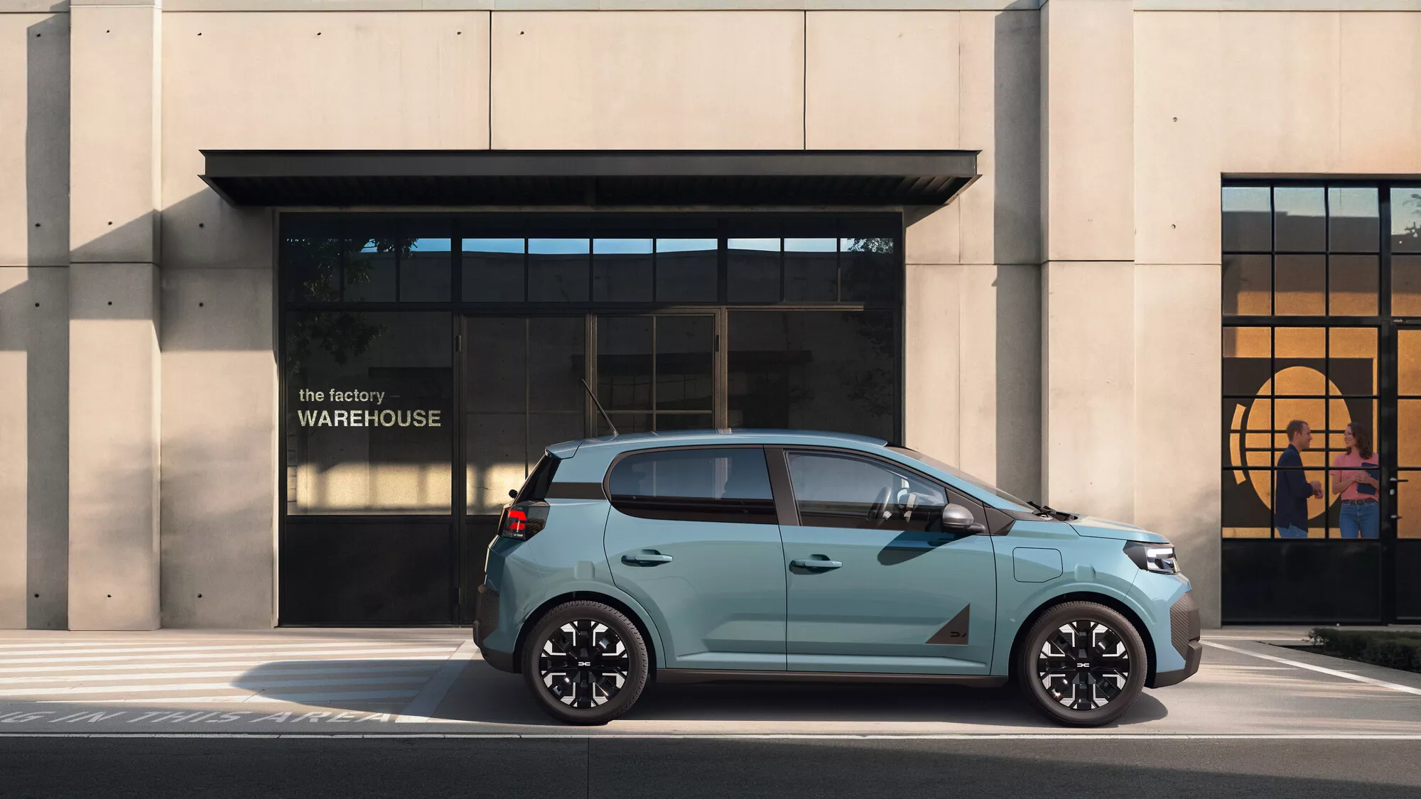 Nouvelle Dacia Spring vue de profil devant un bâtiment
