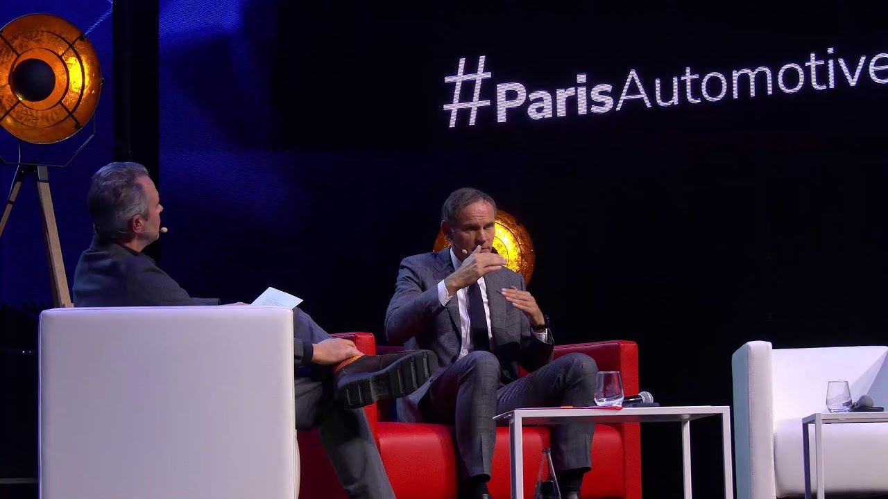 Oliver Blume, directeur général du groupe Volkswagen, interrogé par David Barroux sur la scène du Paris Automotive Summit 2026
