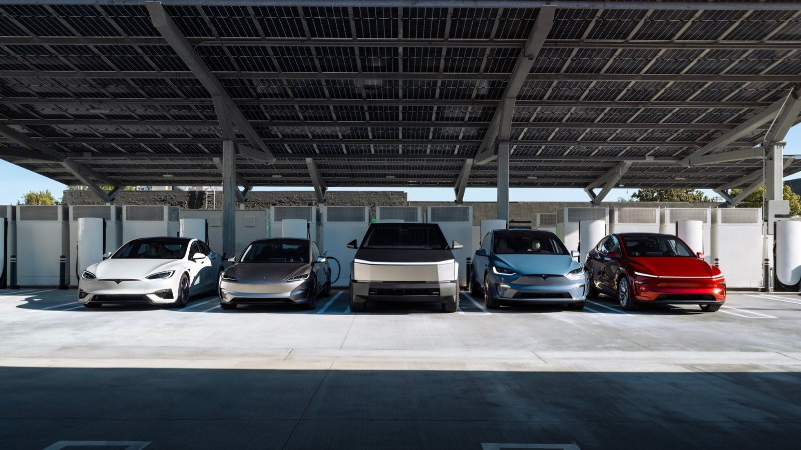 Ombrière photovoltaïque au-dessus de Superchargeurs Tesla, cinq voitures électriques en recharge