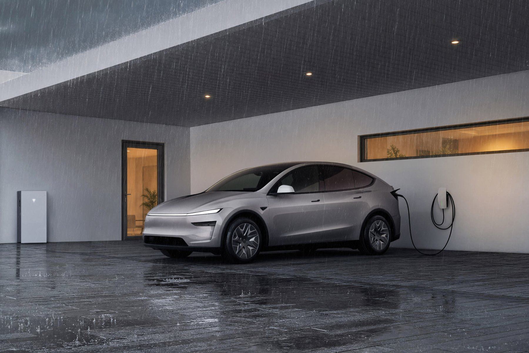 Un Tesla Model Y branché à un Wall Connector, un Powerwall 3 fixé au mur, un soir de pluie