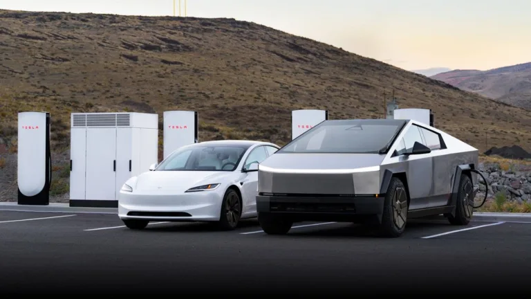 Tesla Model 3 blanche et Cybertruck branchés à des Superchargeurs dans un paysage de collines