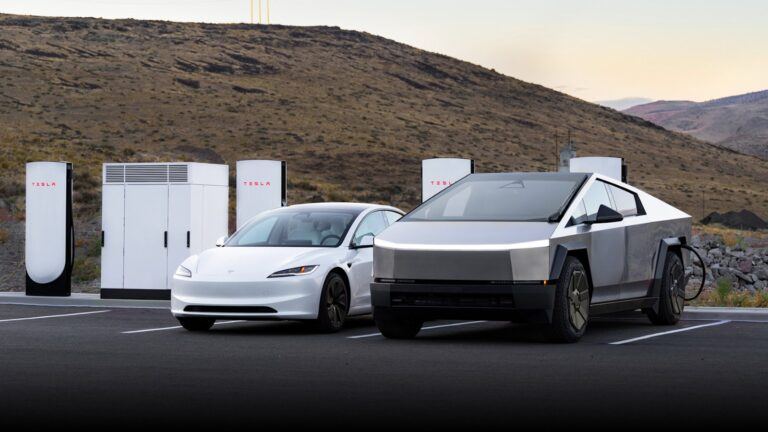 Tesla Model 3 blanche et Cybertruck branchés à des Superchargeurs dans un paysage de collines